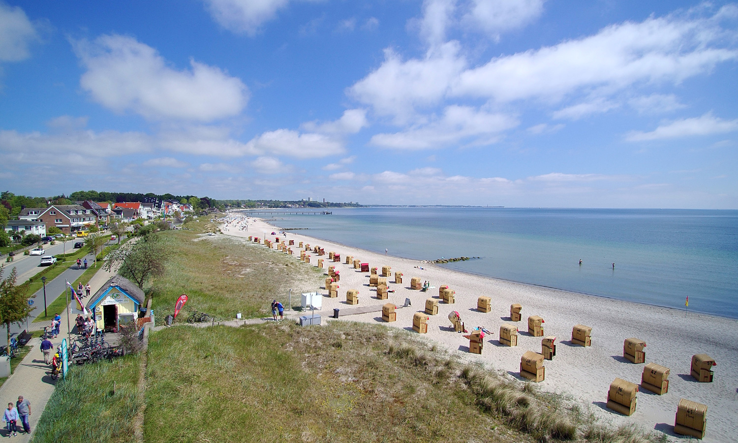 Foto di Haffkrug Strand con una superficie del sabbia beige