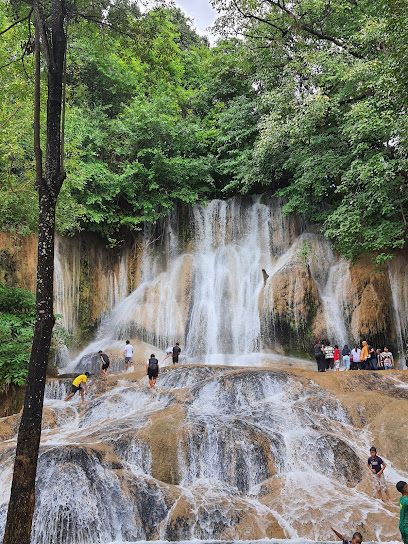 น้ำตกไทรโยคน้อยหรือน้ำตกเขาพัง Sai Yok Noi Waterfall