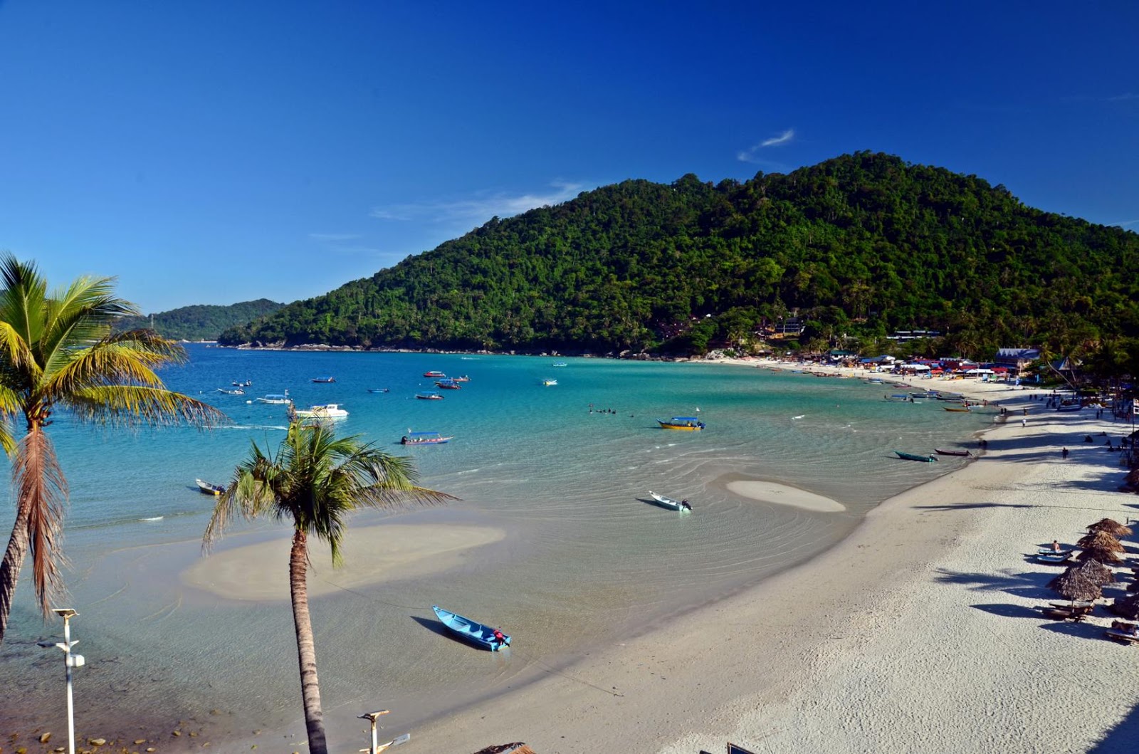 Pasir Panjang Beach的照片 带有碧绿色纯水表面