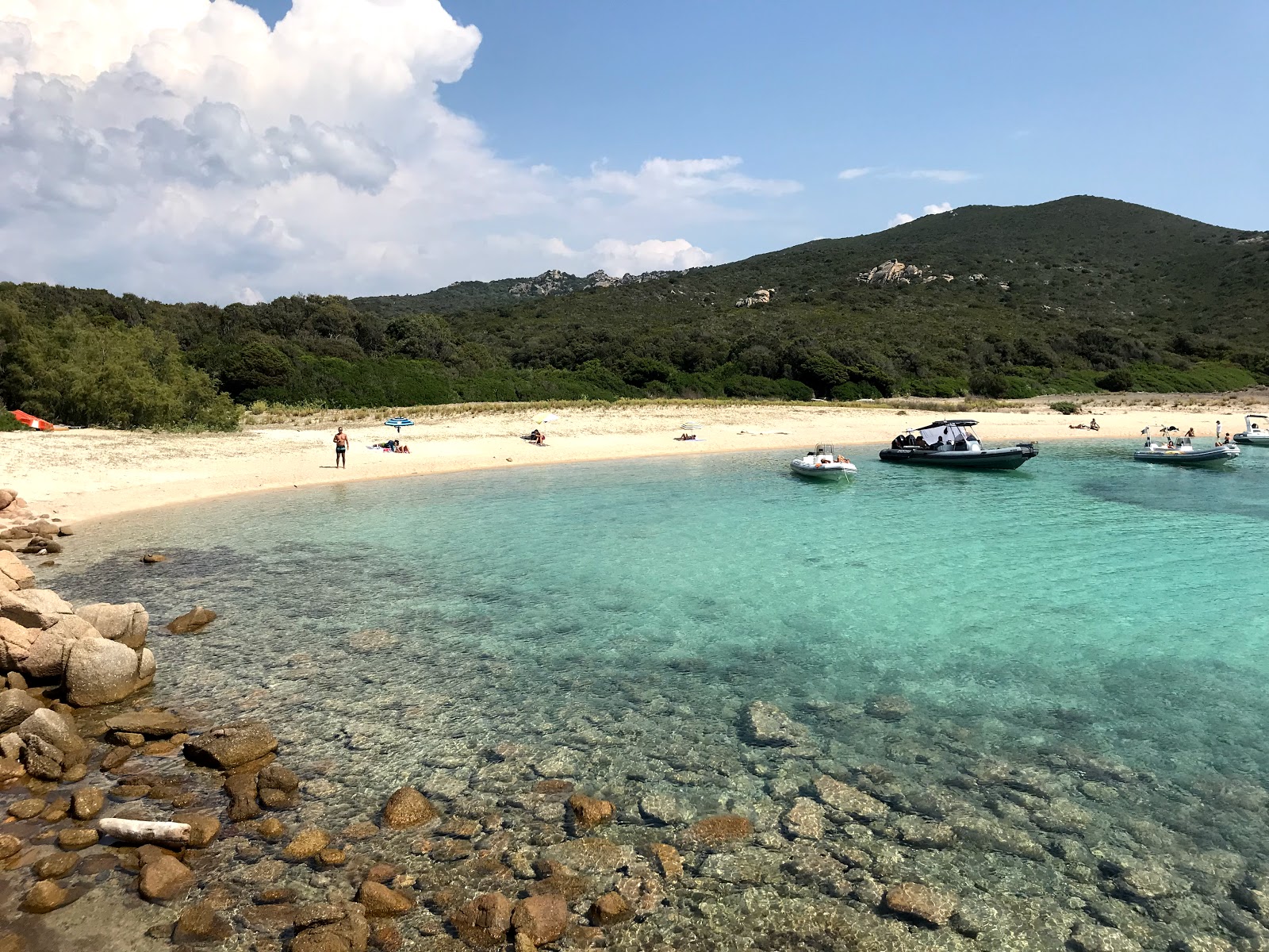 Foto di Cala di Conca con una superficie del sabbia beige