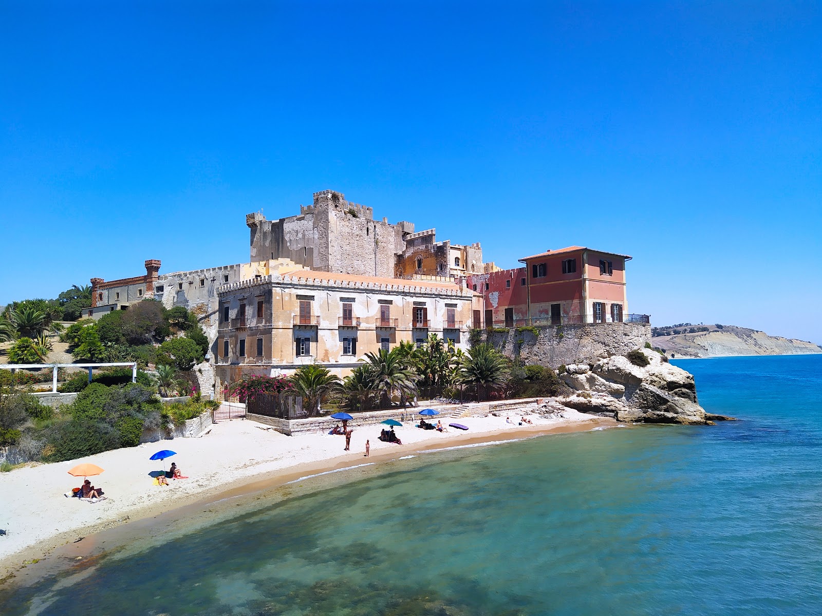 Φωτογραφία του Spiaggia di Falconara με μπεζ άμμος επιφάνεια