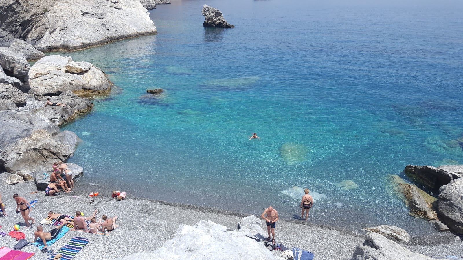 Foto de Agios Anna beach con agua cristalina superficie