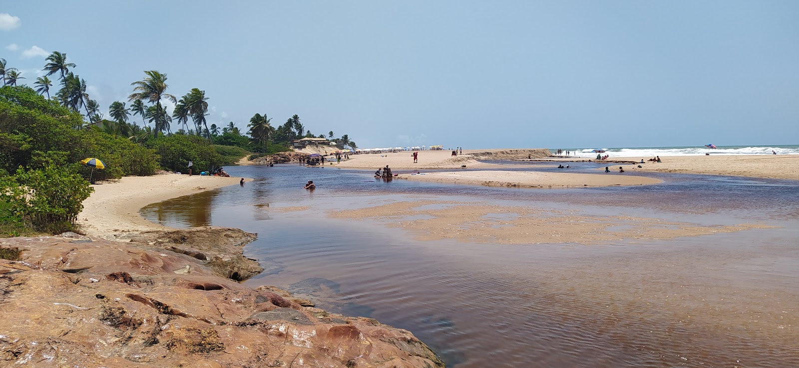 Foto de Praia de Imbassai con arena brillante superficie