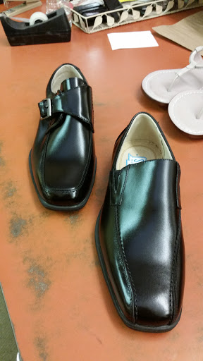 Shoe Store «Tops For Shoes», reviews and photos, 27 N Lexington Ave, Asheville, NC 28801, USA