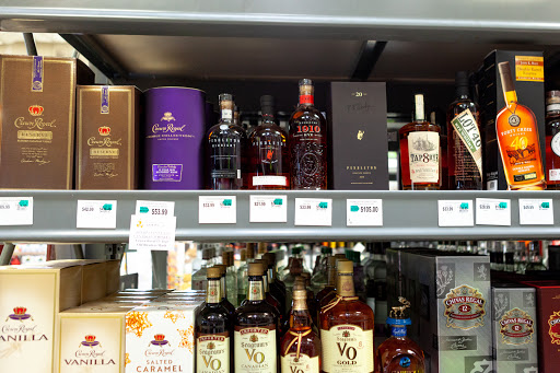 Liquor Store «Kenwood Liquors - Homer Glen», reviews and photos, 12037 W 159th St, Homer Glen, IL 60491, USA