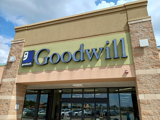 Thrift Store «Goodwill Store & Donation Center», reviews and photos, 1521 Lee St, Des Plaines, IL 60018, USA