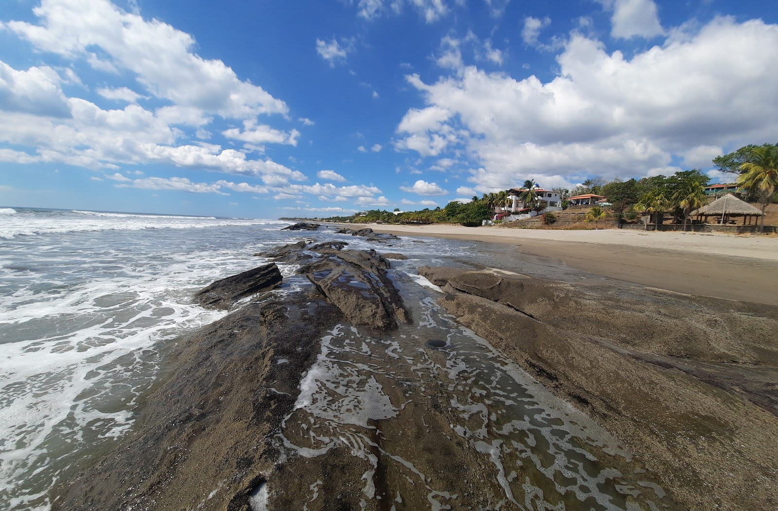 Playa Pochomil Viejo的照片 带有轻质细卵石表面