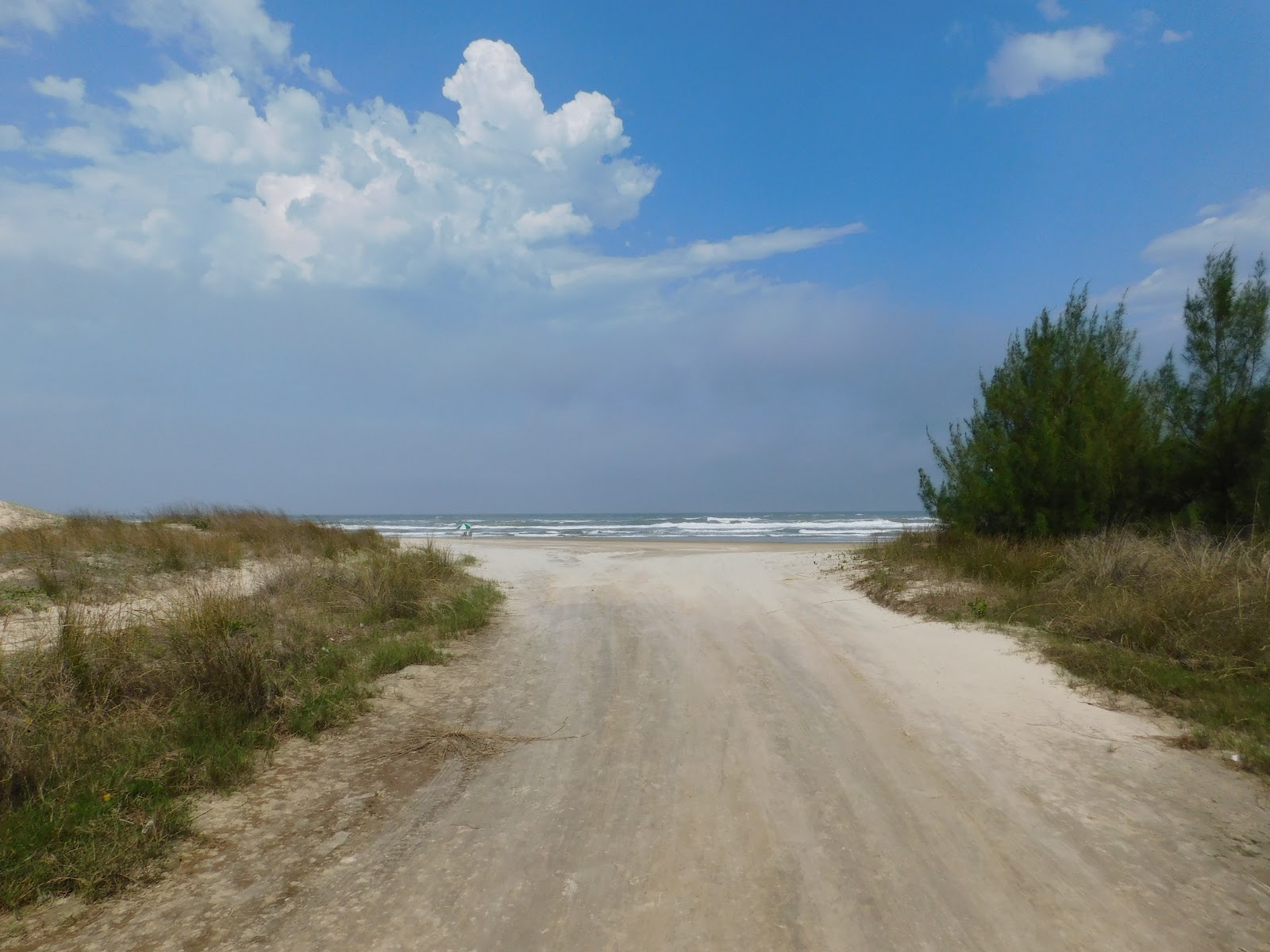 Foto van Strand van Rondinha Nova met recht en lang