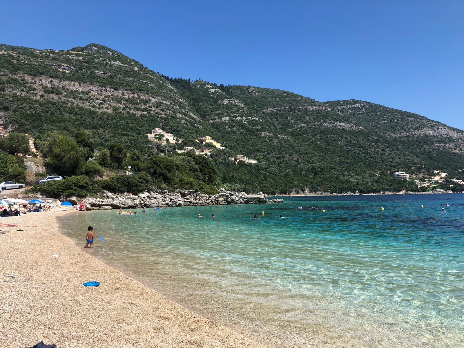 Foto de Praia de Mikros Gialos com água cristalina superfície