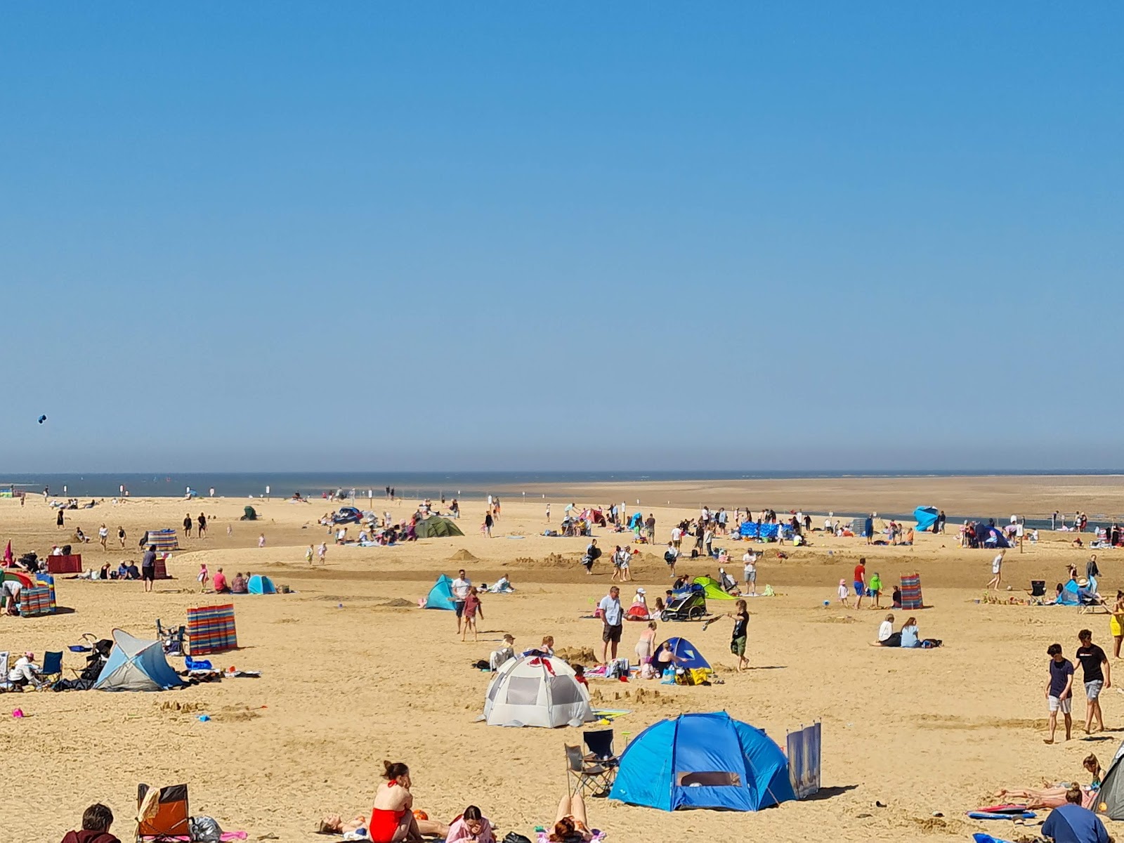 Foto van Holkham beach met blauw puur water oppervlakte