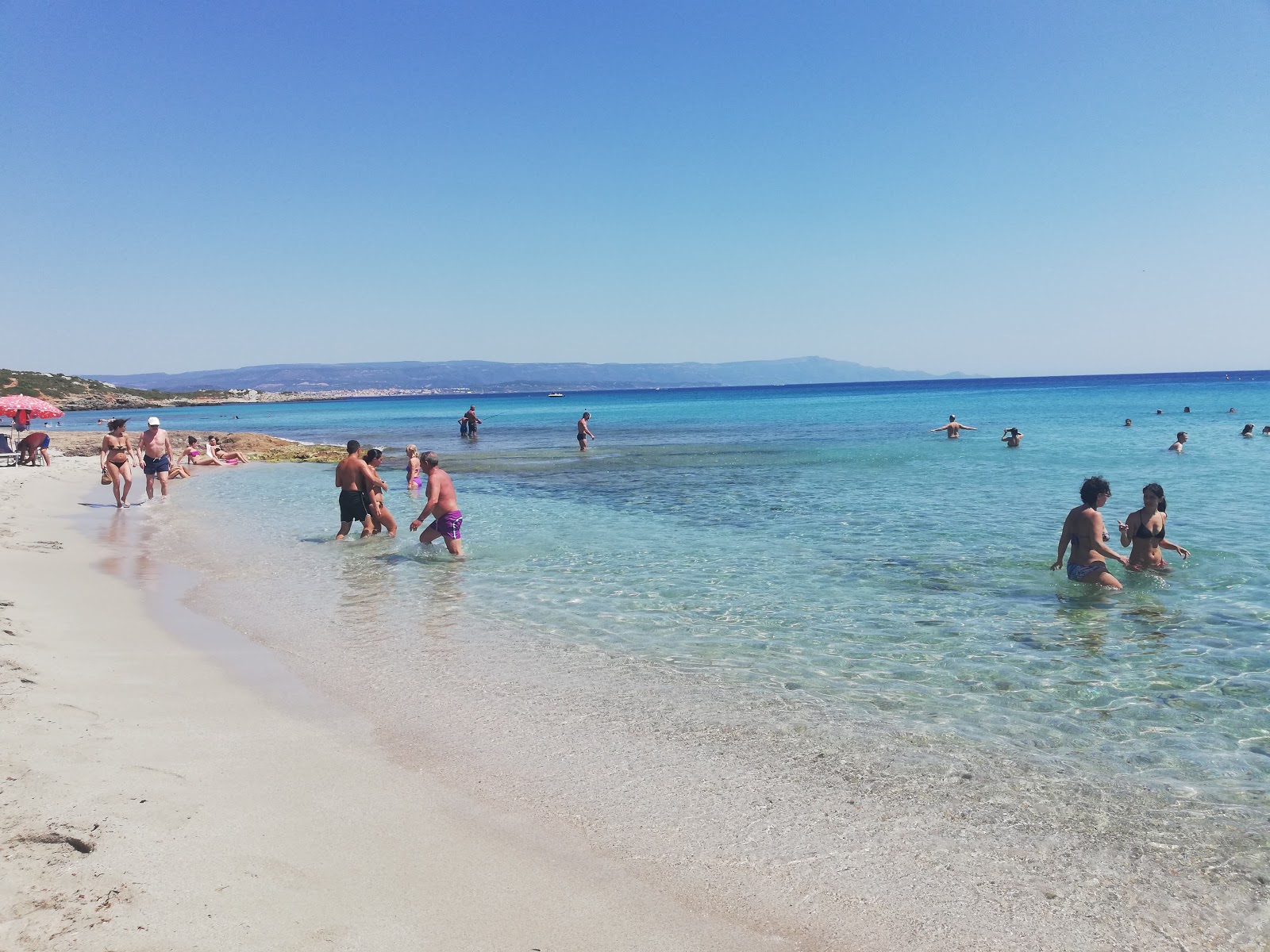 Foto di Spiaggia Le Bombarde con parzialmente pulito livello di pulizia