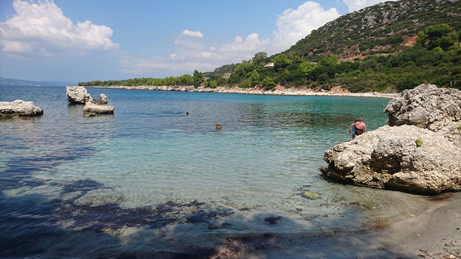 Fotografie cu Crocodile beach II cu o suprafață de apa pură turcoaz