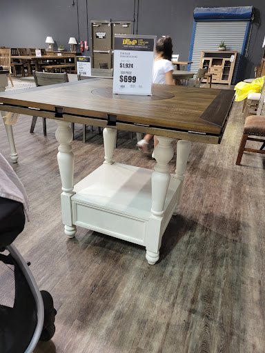 Furniture Store «The Dump Furniture Outlet», reviews and photos, 10251 North Fwy, Houston, TX 77037, USA