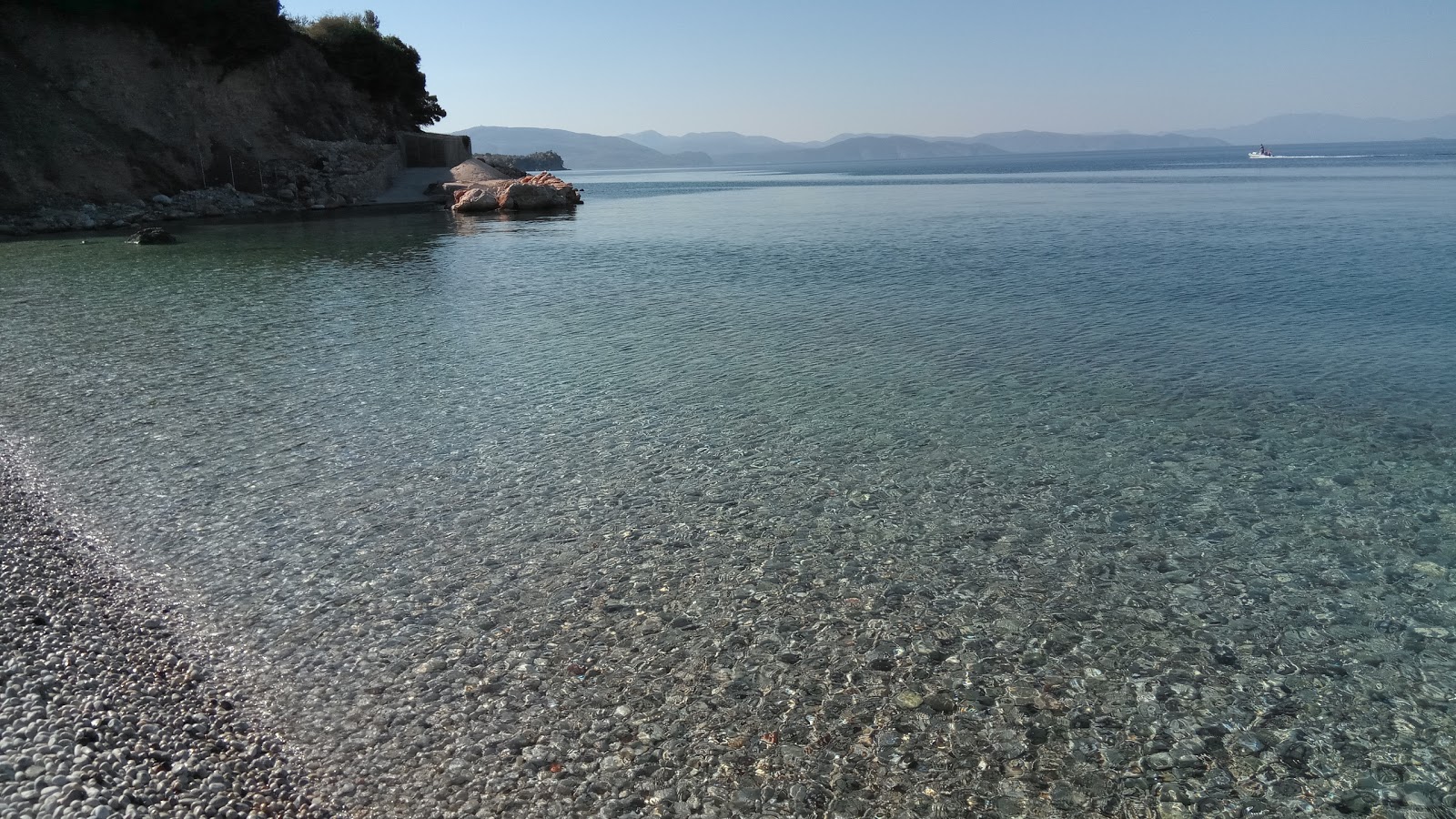 Foto von Mylos Beach mit beiger kiesel Oberfläche