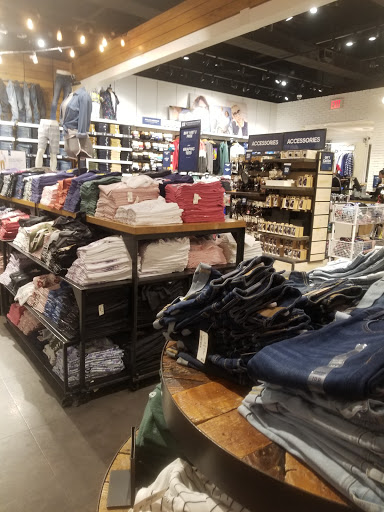Clothing Store «Aéropostale», reviews and photos, 200 Baychester Ave, Bronx, NY 10475, USA