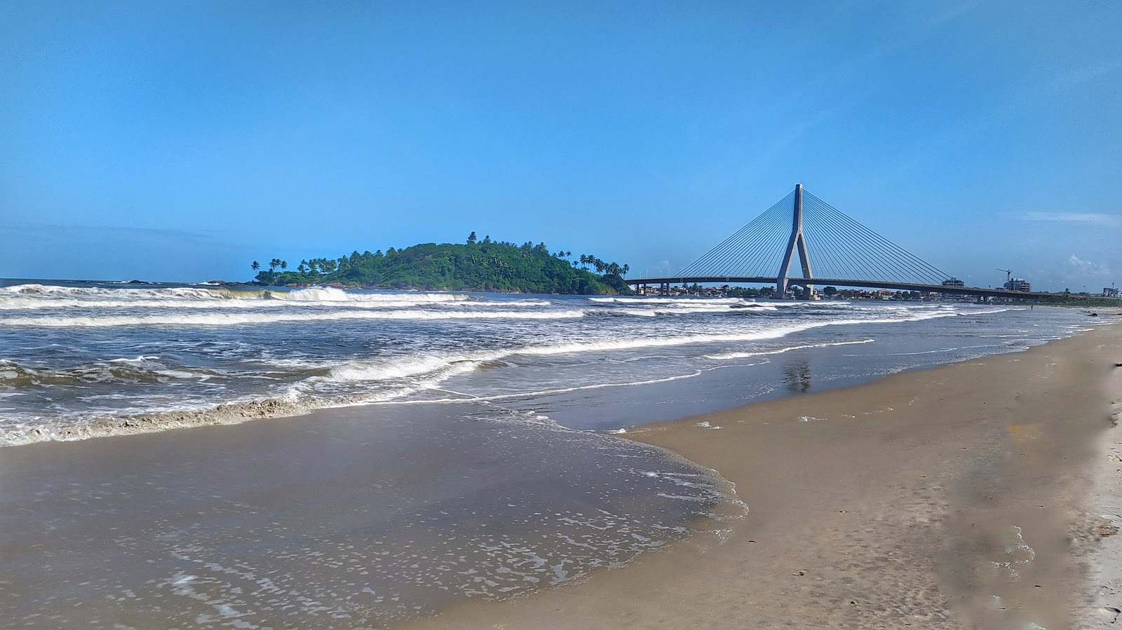 Zdjęcie Praia da Avenida z powierzchnią jasny, drobny piasek