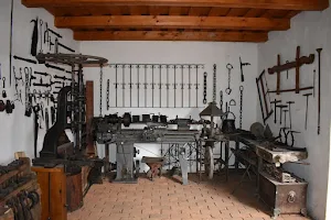 Hagyományos kovácsműhely és múzeum image