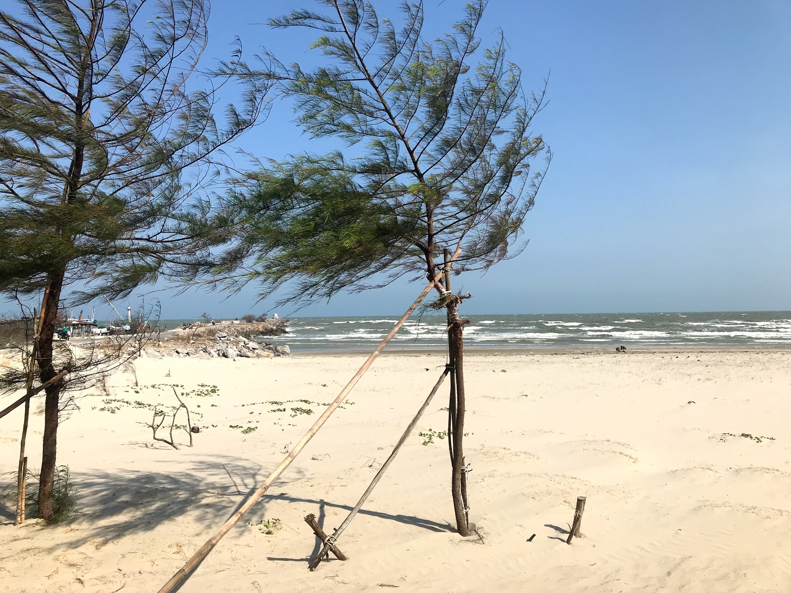 Foto av North Cha-am Beach och bosättningen