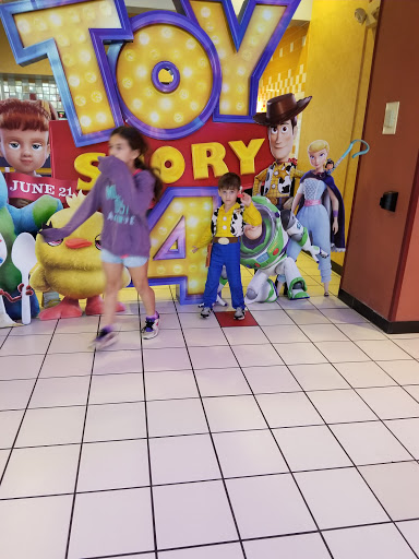 Movie Theater «Regal Cinemas Warrington Crossing 22 & IMAX», reviews and photos, 140 Easton Rd, Warrington, PA 18976, USA