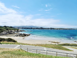 Photo de Playa de Arnao avec baie spacieuse