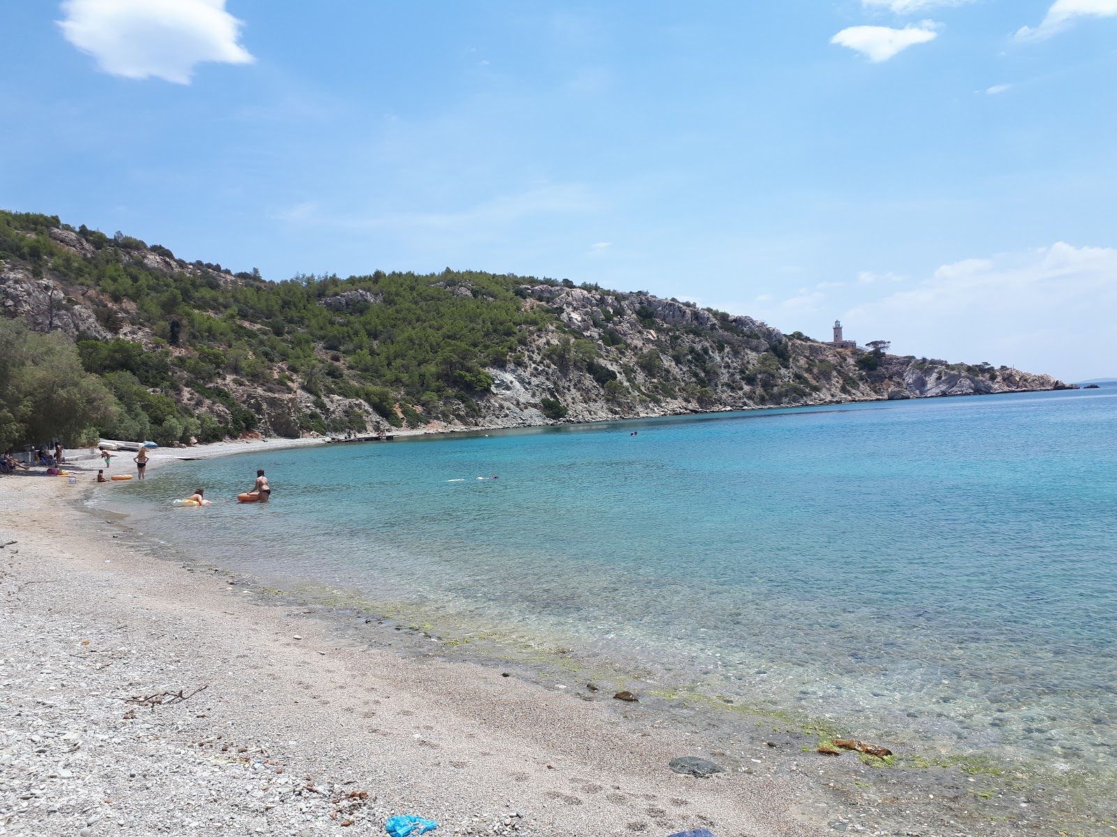 Patitiri beach'in fotoğrafı açık yeşil su yüzey ile