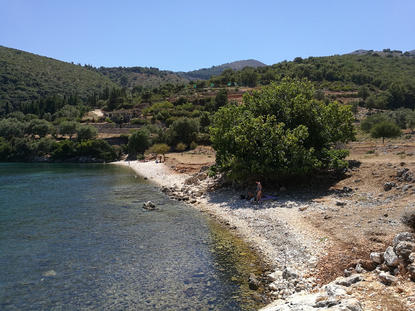 Photo de Plati beach Port avec caillou clair de surface