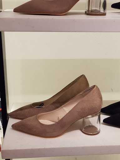 Stores to buy women's flat boots Antwerp