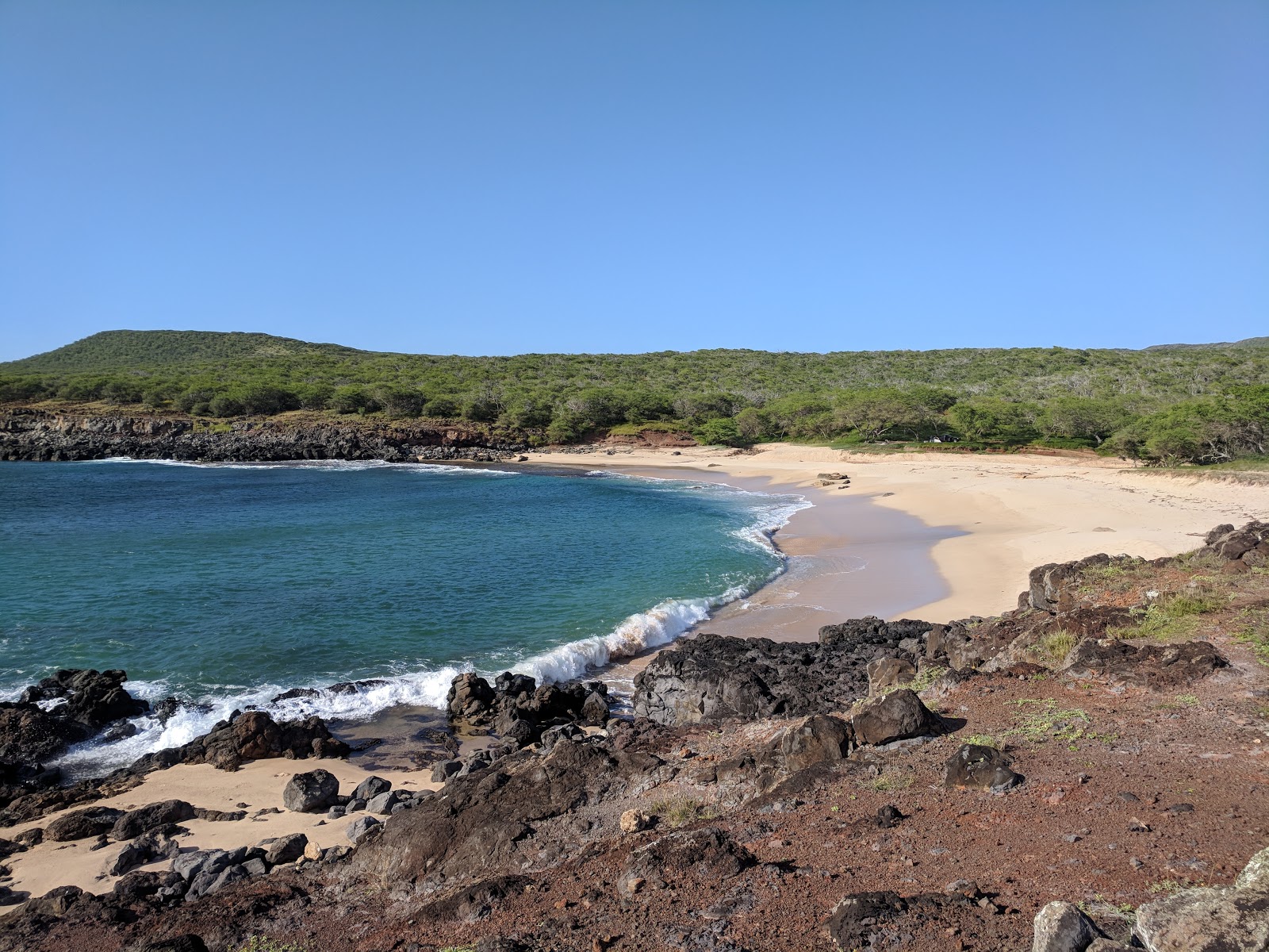 Foto de Kawakiu Beach com areia brilhante superfície