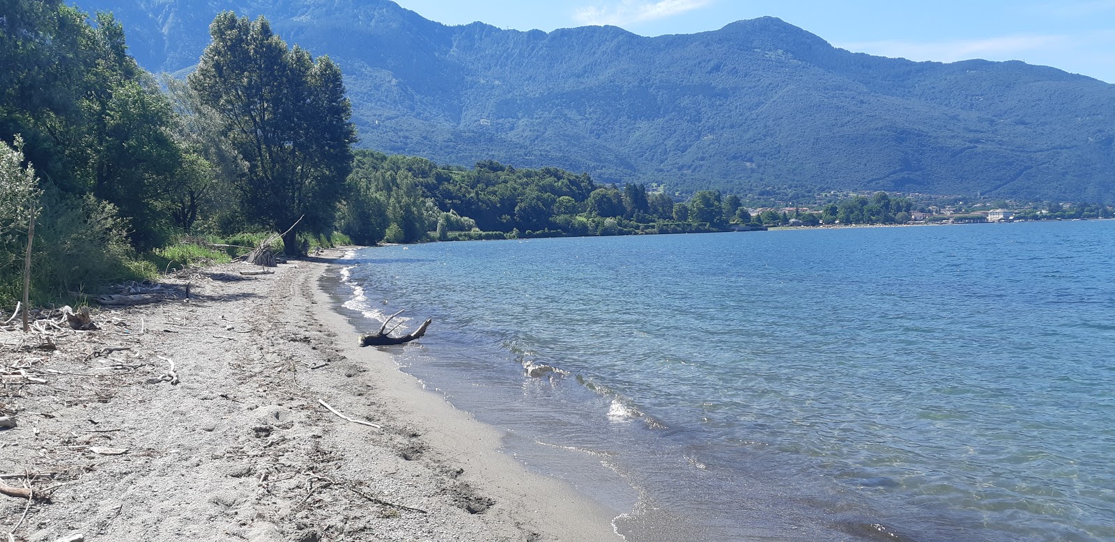 Valokuva Spiaggia Selvaggiaista. tukeutunut kallioilla