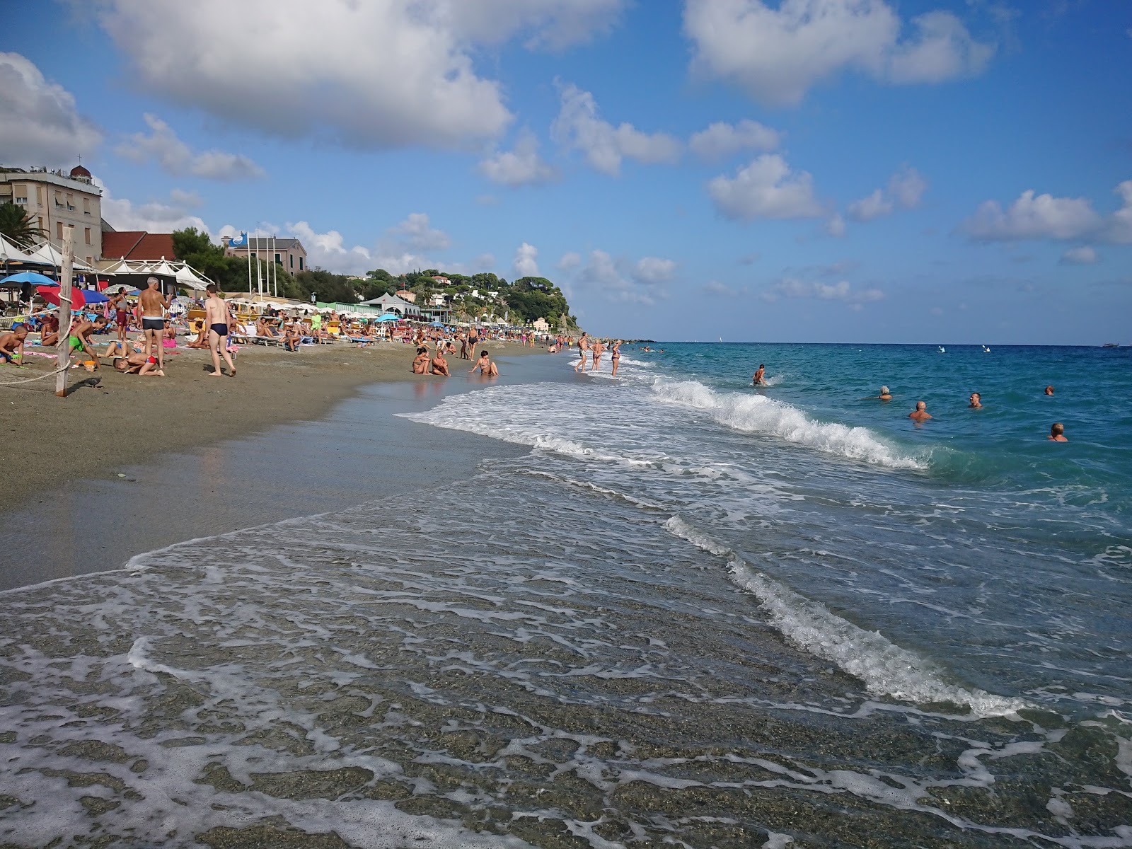 Foto av L'Ultima Spiaggia omgiven av klippor
