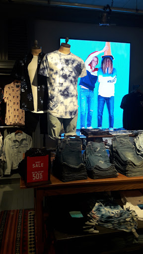 Clothing Store «Hollister Co.», reviews and photos, 282 Garden State Plaza Blvd, Paramus, NJ 07652, USA