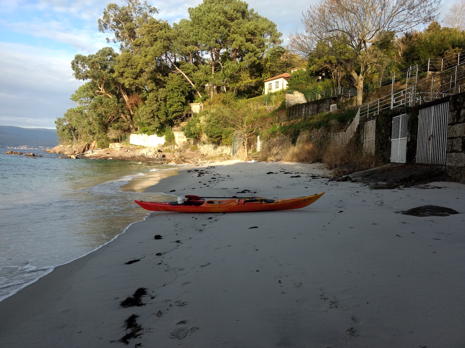 Φωτογραφία του Praia dos Namorados με επίπεδο καθαριότητας πολύ καθαρό