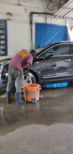 Edwina's Hand Car Wash & Deli en Detroit