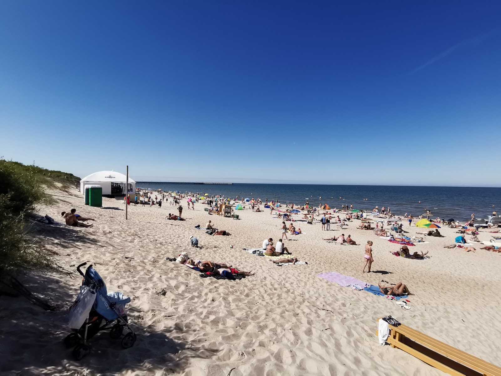 Foto di Palanga sahili con una superficie del sabbia beige fine