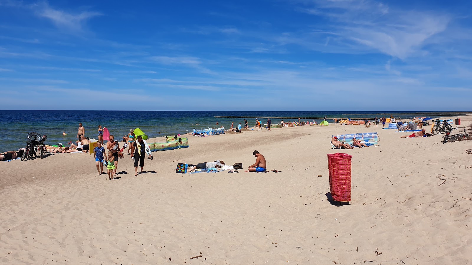 Foto von Amber Harbor beach mit beiger sand Oberfläche