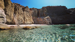 Tsigrado beach'in fotoğrafı dağlarla çevrili