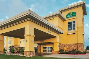 La Quinta Inn & Suites by Wyndham Ft. Worth - Forest Hill TX image