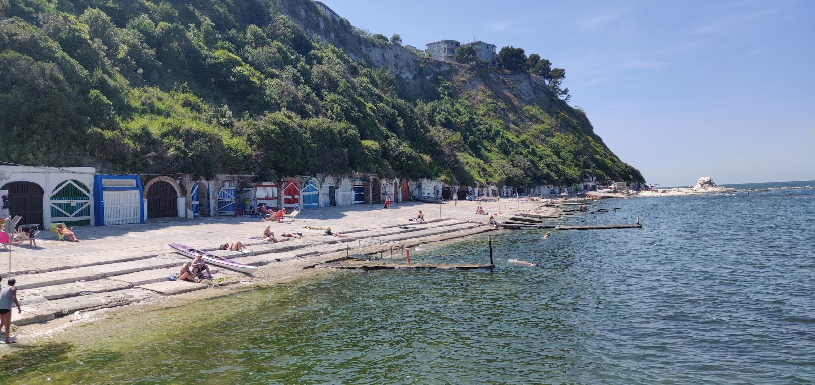 Fotografie cu Spiaggia del Passetto - locul popular printre cunoscătorii de relaxare
