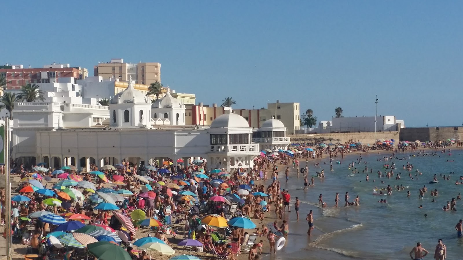 Foto van Playa La Caleta Cadiz en de nederzetting