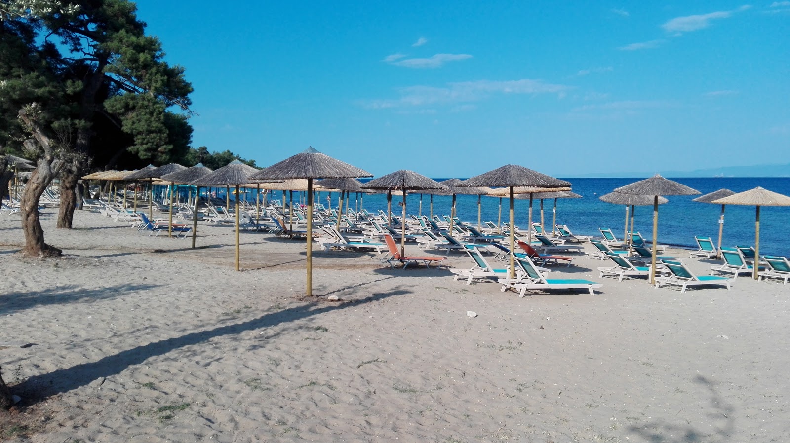 Zdjęcie Pachis beach z powierzchnią turkusowa czysta woda