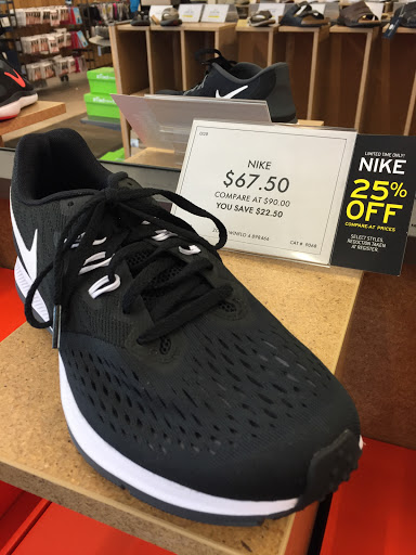 Shoe Store «DSW Designer Shoe Warehouse», reviews and photos, 15001 Potomac Town Pl #120, Woodbridge, VA 22192, USA