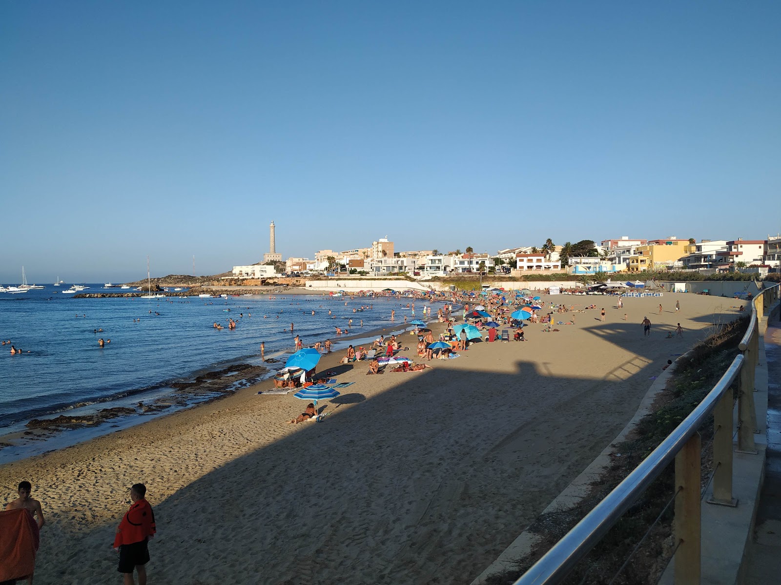 Foto von Playa de Levante mit blaues wasser Oberfläche