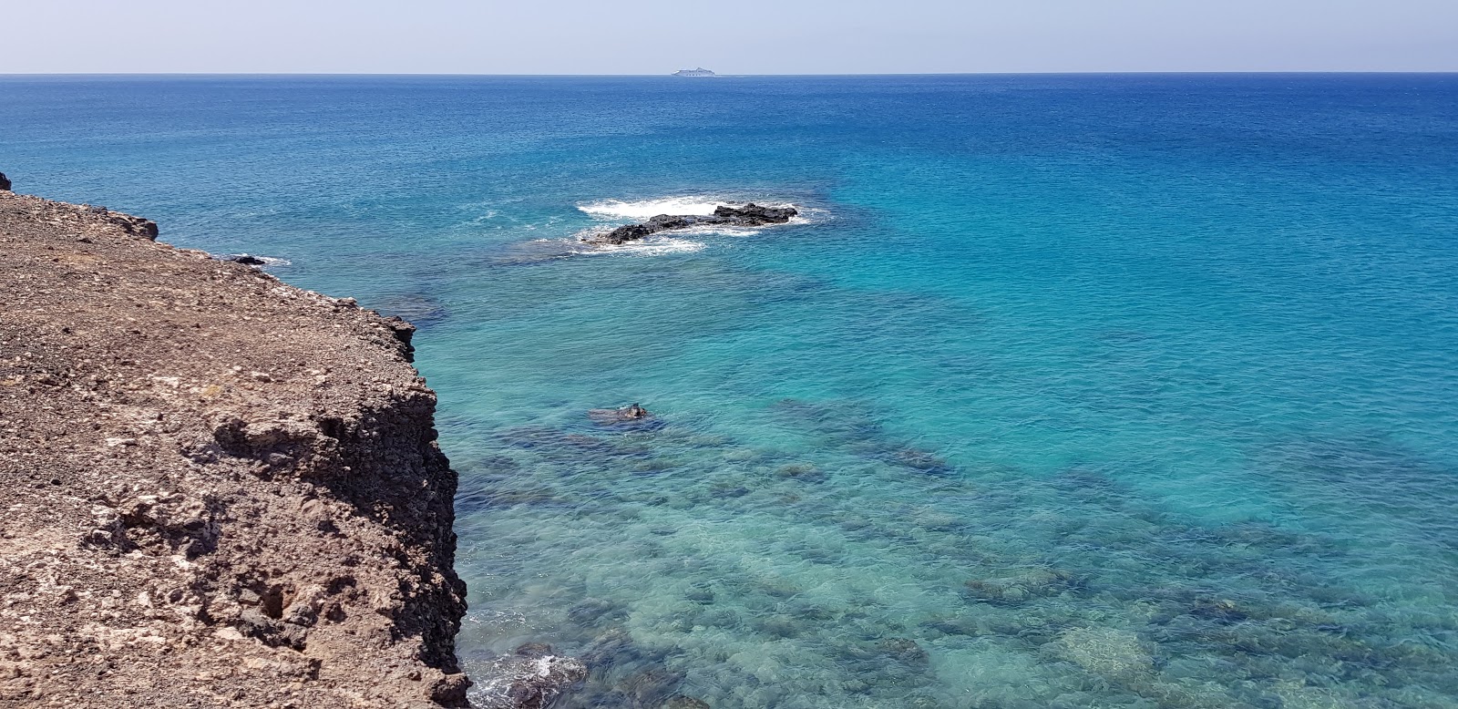 Photo de Playa Juan Gomez avec l'eau cristalline de surface