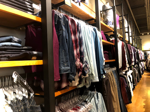 Clothing Store «Eddie Bauer Outlet», reviews and photos, 18501 Outlet Blvd #300, Chesterfield, MO 63005, USA