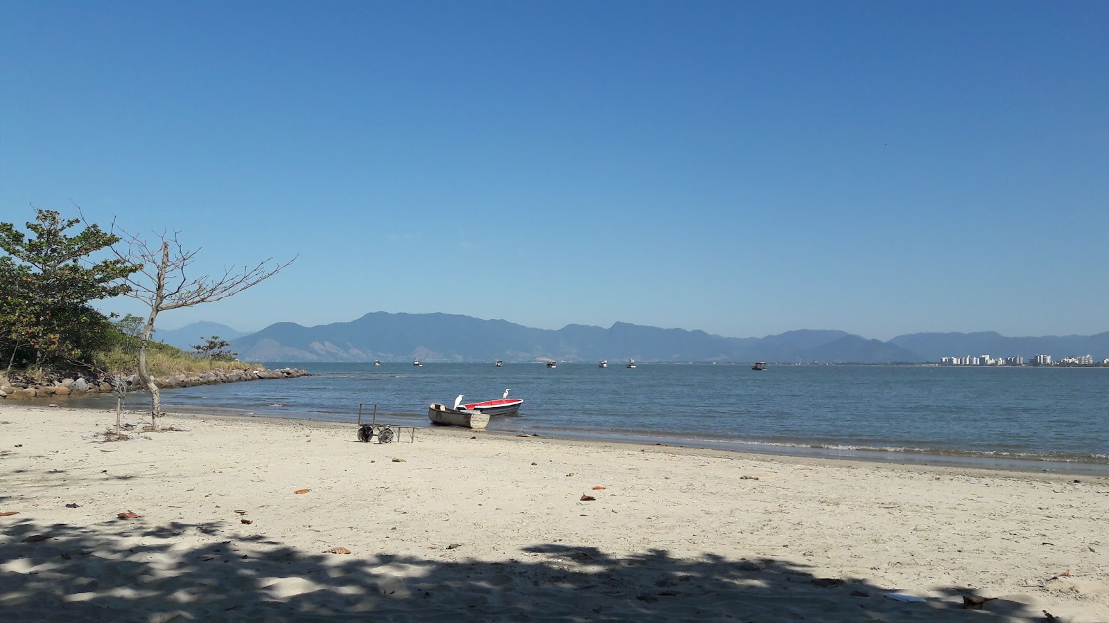 Foto de Playa de Caraguatatuba y el asentamiento