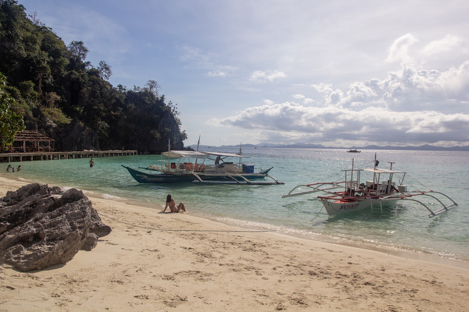 Foto af Banul Beach bakket op af klipperne