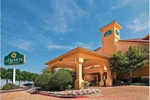 La Quinta Inn & Suites by Wyndham Dallas DFW Airport North image