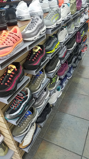 Shoe Store «Outlet Shoes & Rugs», reviews and photos, 221 E Ledbetter Dr, Dallas, TX 75216, USA