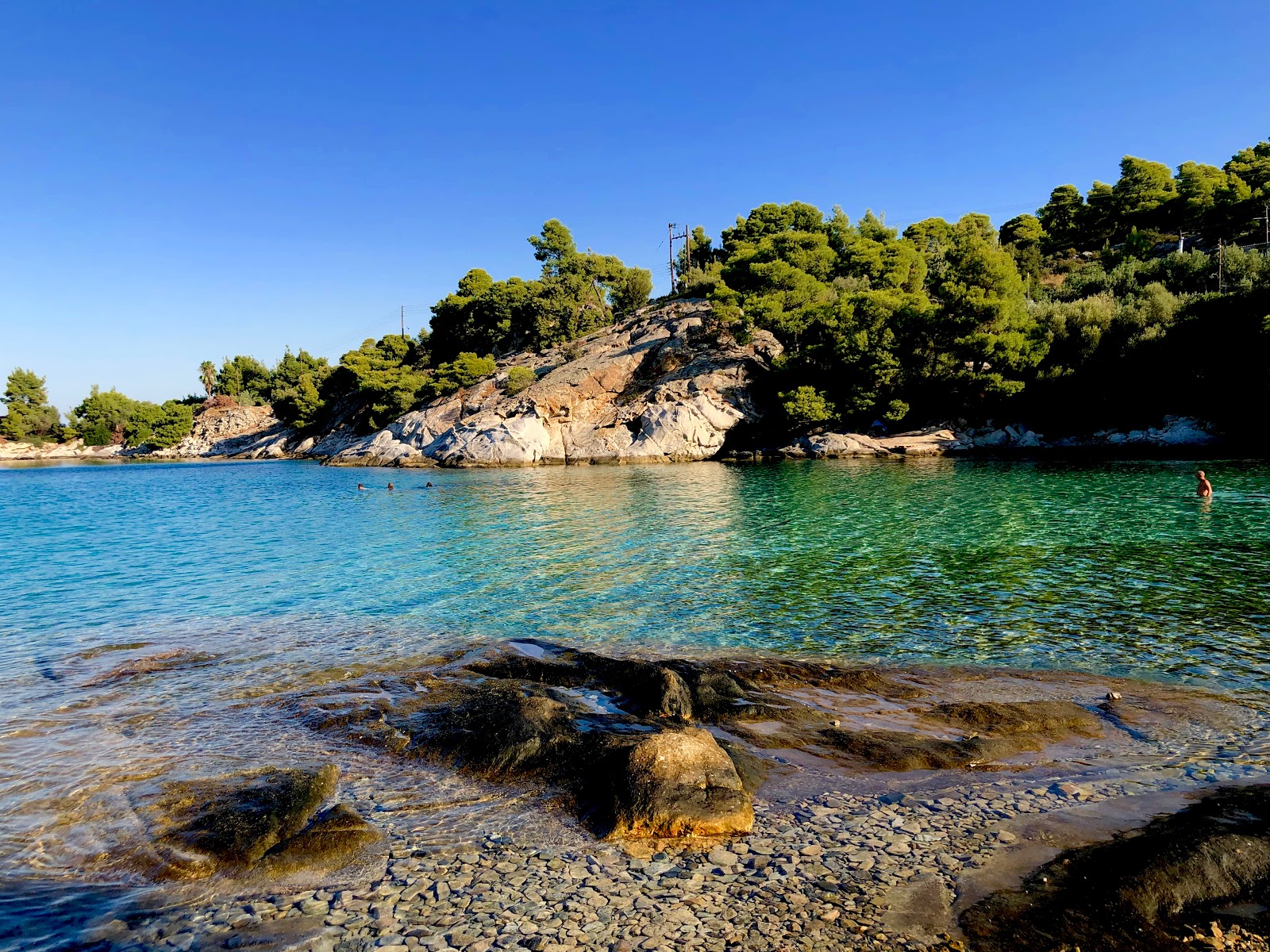 Fotografie cu Spathies beach II sprijinit de stânci