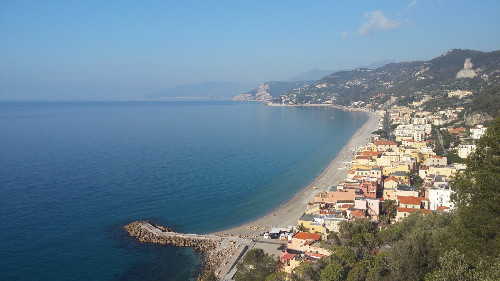 Fotografija Plaža Varigotti z turkizna čista voda površino